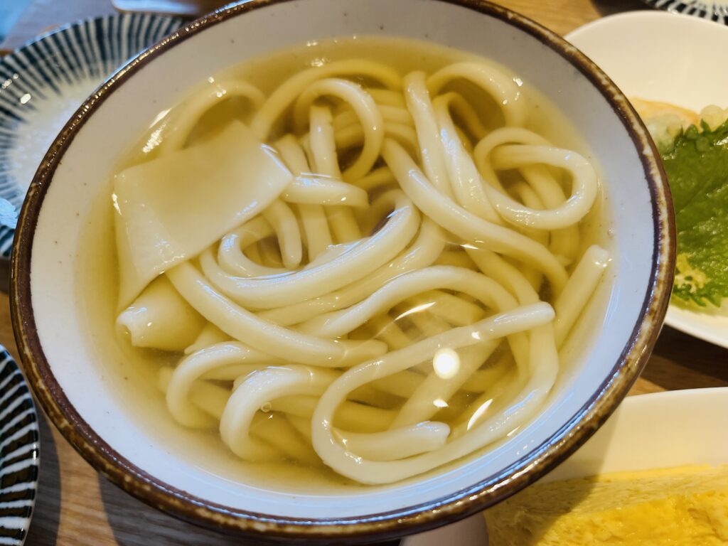 阪神西宮駅【北側】｜うどん屋椀白｜ぺろんとしたうどんが特徴！ランチ営業オンリーの超人気店