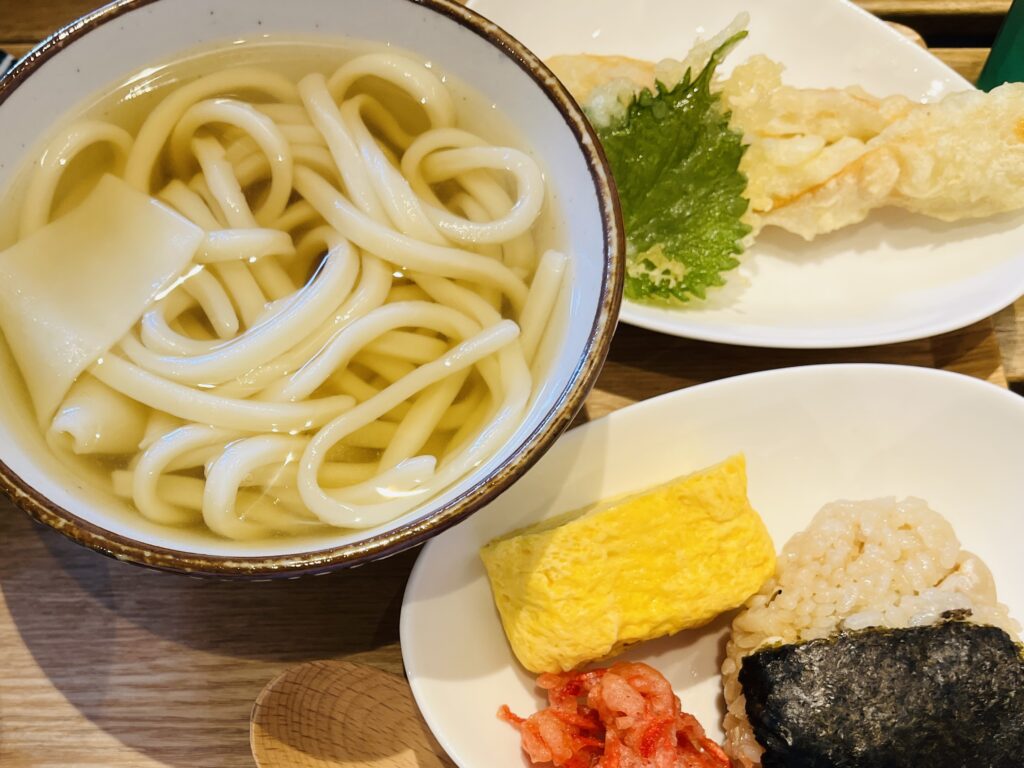 阪神西宮駅【北側】｜うどん屋椀白｜ぺろんとしたうどんが特徴！ランチ営業オンリーの超人気店